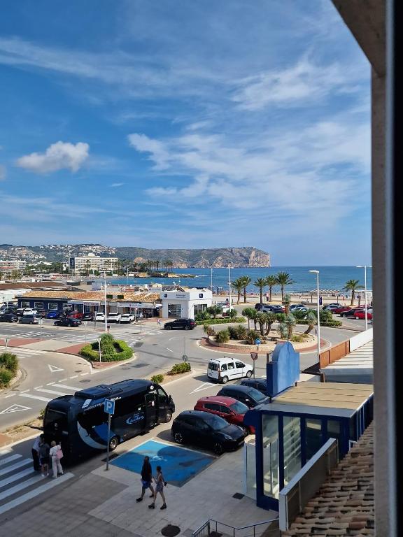 a view of a parking lot with cars parked at Arenal in Jávea