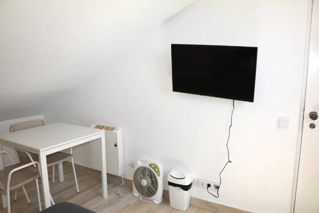 TV a/nebo společenská místnost v ubytování Blife Faro Beach Hostel & Rooms