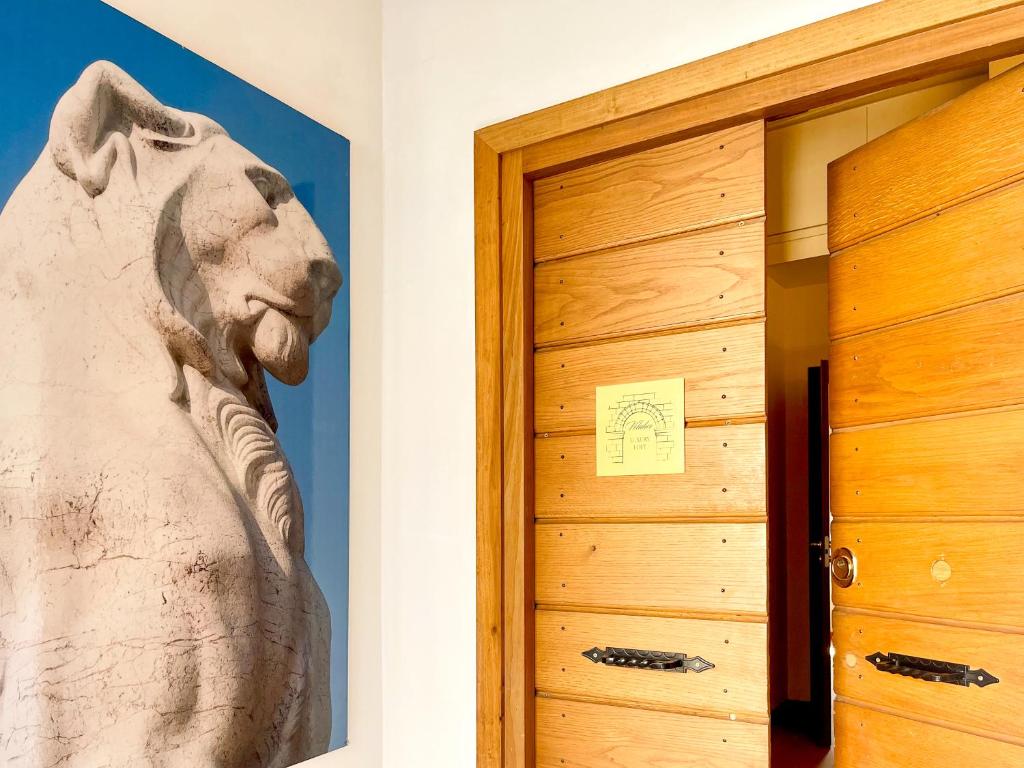 a statue of a head next to a door at Velabro Luxury Loft in Rome