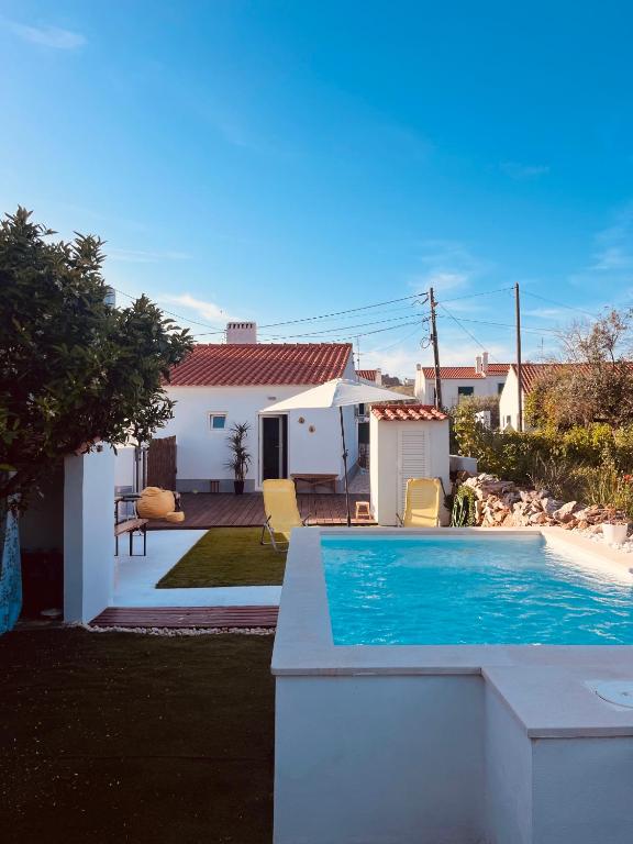 a swimming pool in the backyard of a house at Paraíso a Dois em Estremoz in Estremoz