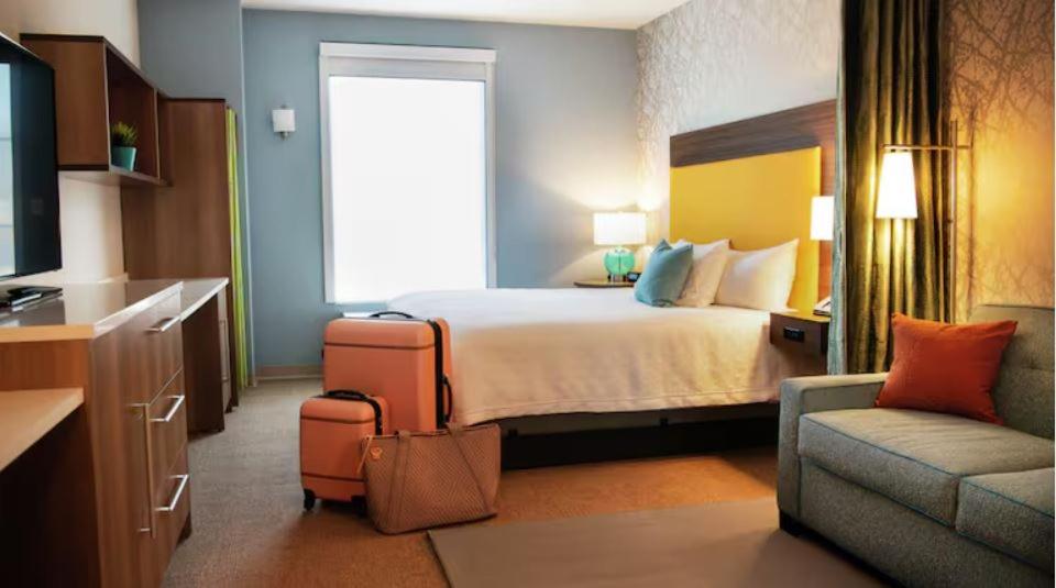 Home2 Suites By Hilton American Canyon Napa Valley tesisinde bir odada yatak veya yataklar