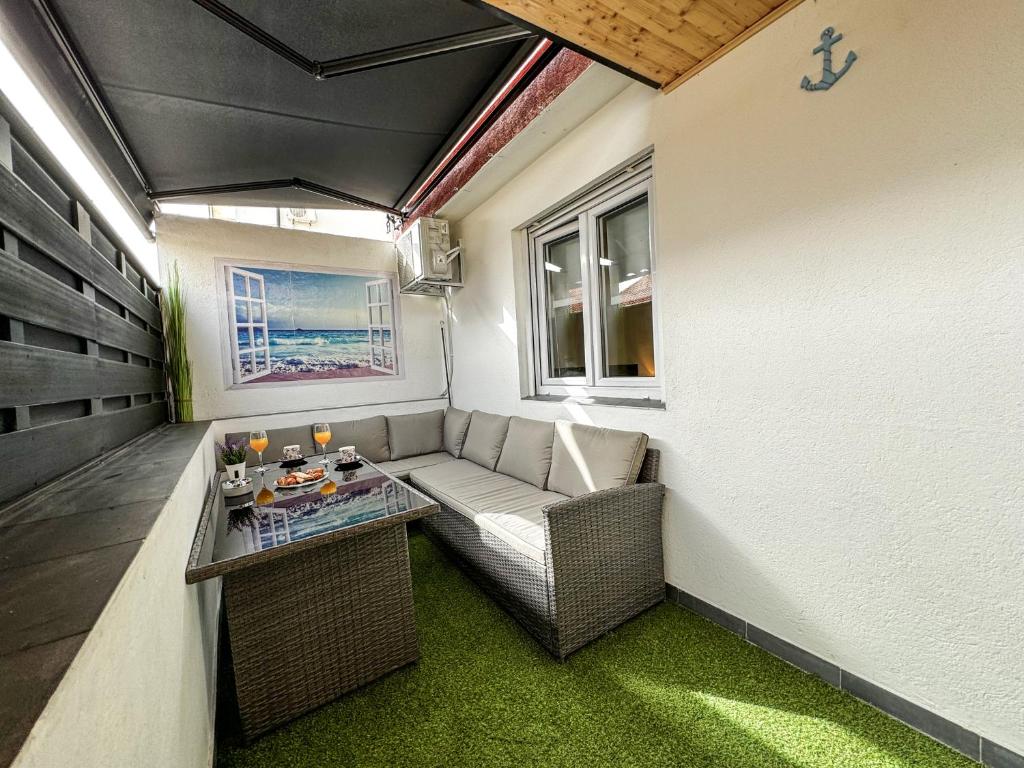 Una pequeña sala de estar con un sofá y una mesa. en Apartment Milan Hvar-Quiet Oasis, en Hvar