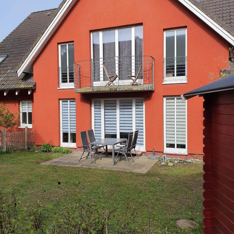 a table and chairs in front of a house at Ferienwohnung Mönchgut II in Middelhagen