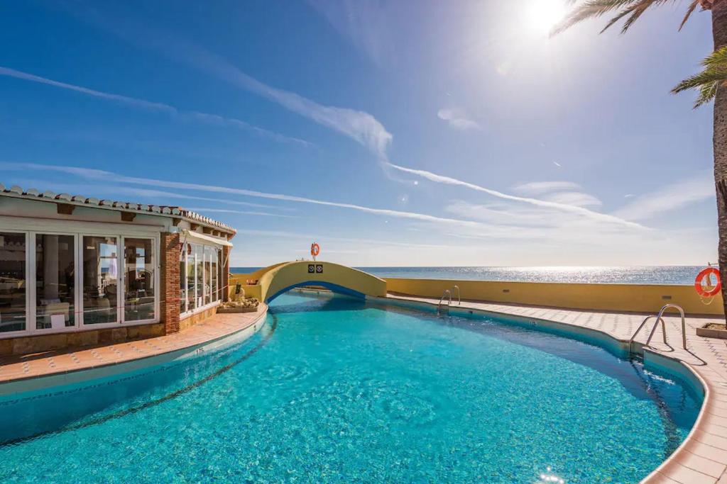 Bazén v ubytovaní Fantastic apartment in Beach Front Complex in Calahonda - Doña Lola - CS129 alebo v jeho blízkosti