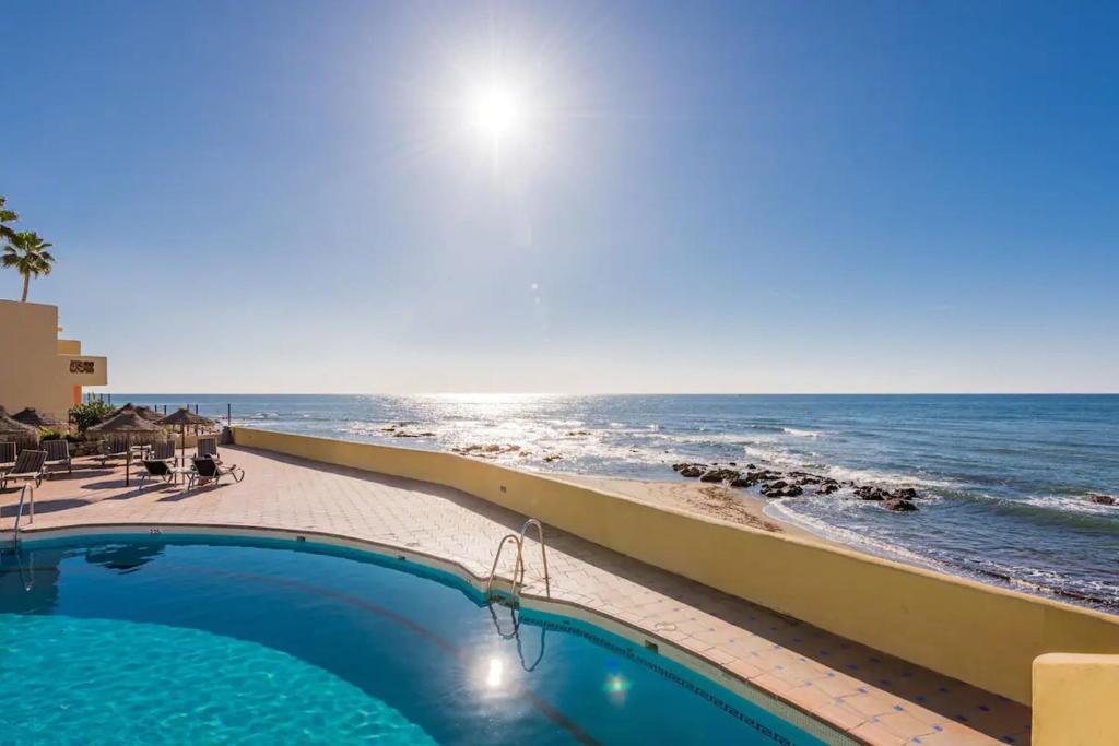 Bazén v ubytovaní Fantastic apartment in Beach Front Complex in Calahonda - Doña Lola - CS129 alebo v jeho blízkosti