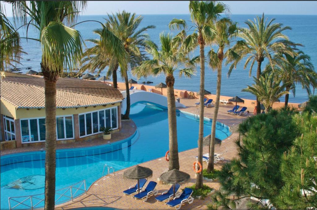 Bazén v ubytovaní Fantastic apartment in Beach Front Complex in Calahonda - Doña Lola - CS129 alebo v jeho blízkosti