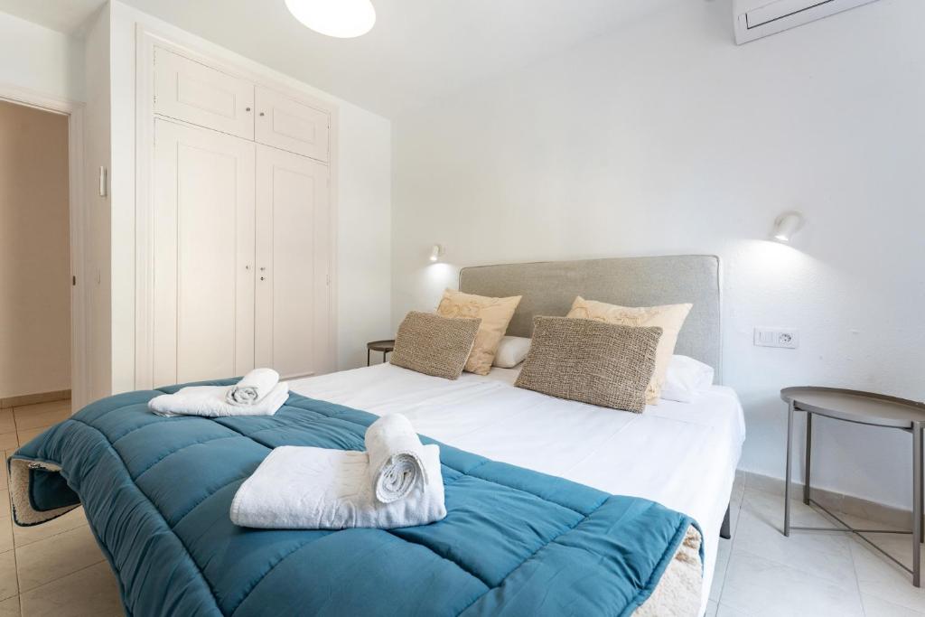Posteľ alebo postele v izbe v ubytovaní Fantastic apartment in Beach Front Complex in Calahonda - Doña Lola - CS129