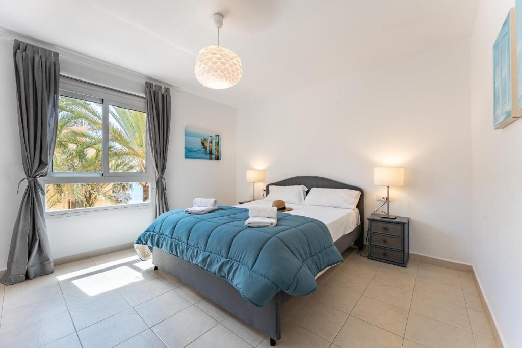 Posteľ alebo postele v izbe v ubytovaní Fantastic apartment in Beach Front Complex in Calahonda - Doña Lola - CS129