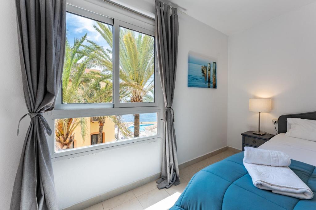 Posteľ alebo postele v izbe v ubytovaní Fantastic apartment in Beach Front Complex in Calahonda - Doña Lola - CS129