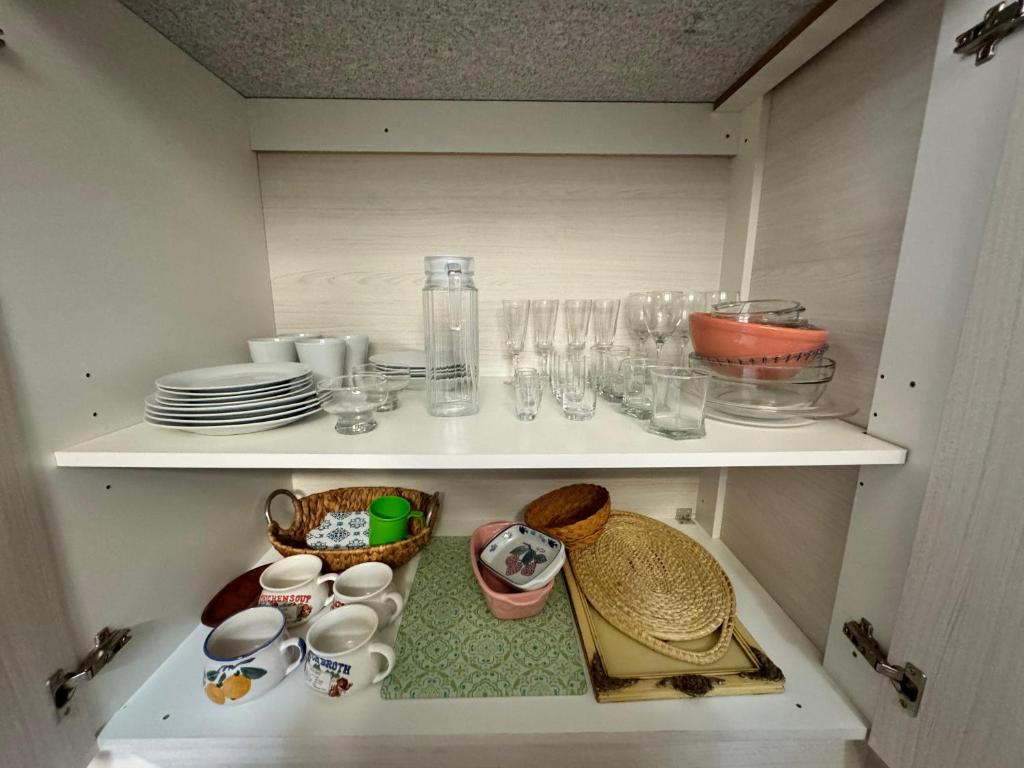 een kast met borden, kommen en borden erin bij Dpto, 4 Estaciones I in El Bolsón