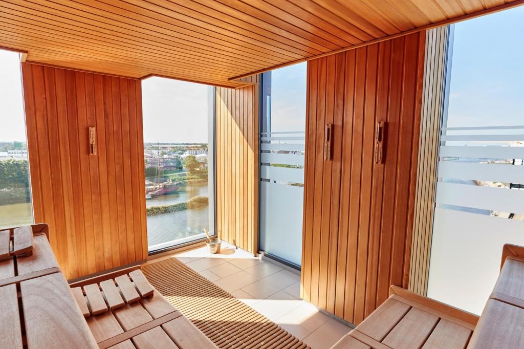 a room with a view of the water at Steigenberger Hotel Bremen in Bremen
