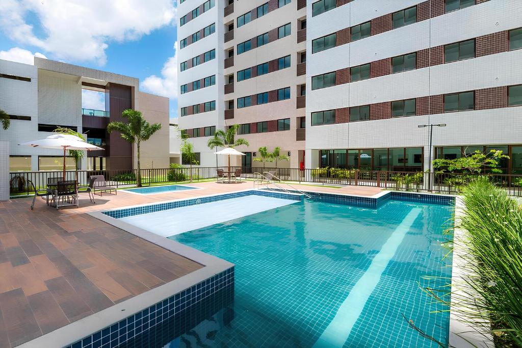 uma piscina em frente a um edifício em Apartamento de Alto Padrão Próximo à UFPE & Hospital Das Clínicas em Recife