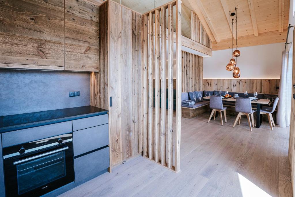 Kuchyň nebo kuchyňský kout v ubytování Chalets Hansleitner