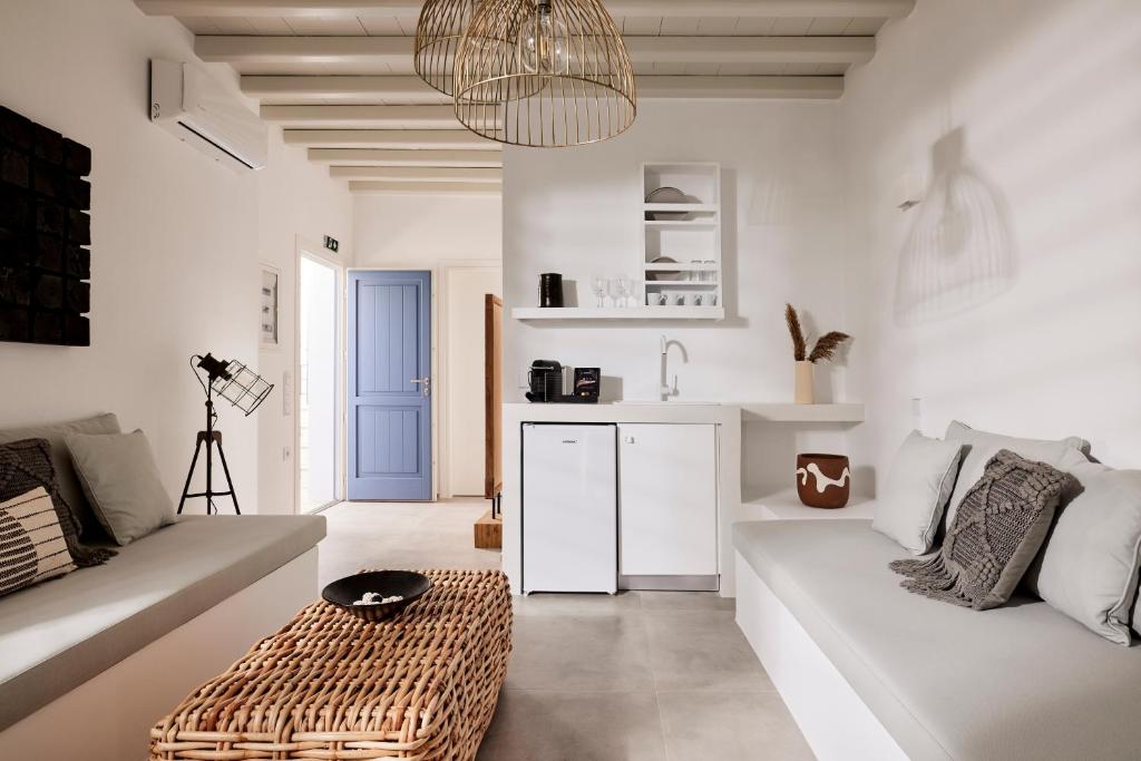 Кухня или мини-кухня в Eutopia Suites Sifnos
