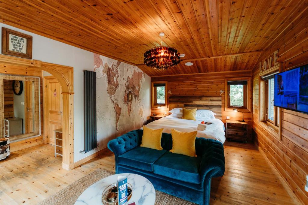 1 dormitorio con 1 cama y 1 sofá en una habitación en Bazare Lodge en Great Ayton