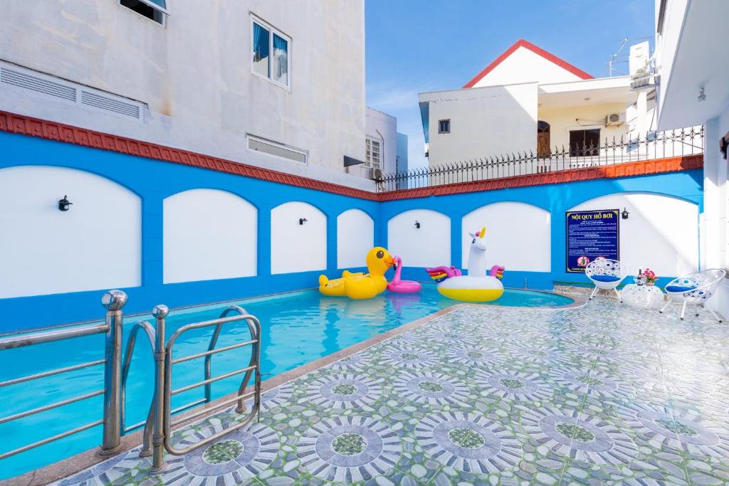 uma piscina com insufláveis numa casa em 433 Villa Hồ Bơi Gần Biển Bãi Sau - Free Karaoke em Vung Tau