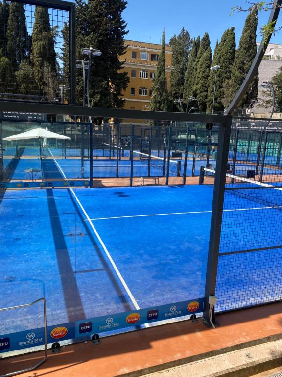 LH Hotel Excel Roma Montemario或附近的網球場和／或壁球場
