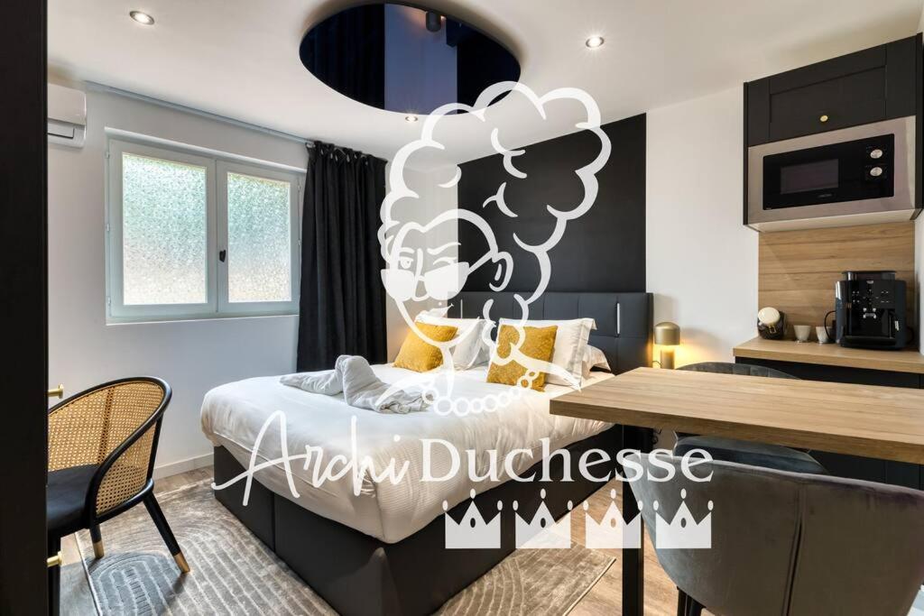 - une chambre avec un lit et un signe de divorce dans l'établissement *Love Room : *Pour un séjour en amoureux*, à Sotteville-lès-Rouen