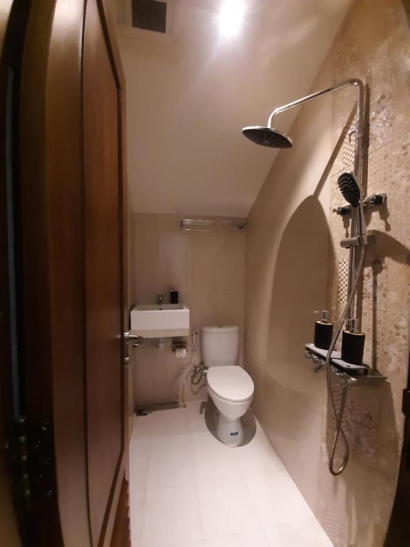 Griya Endika Syariah في يوغياكارتا: حمام صغير مع مرحاض في الغرفة