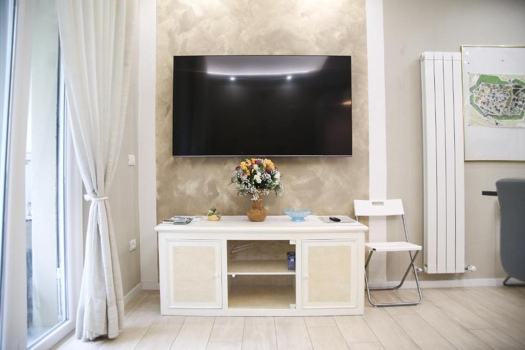 Televízia a/alebo spoločenská miestnosť v ubytovaní Casa Marco