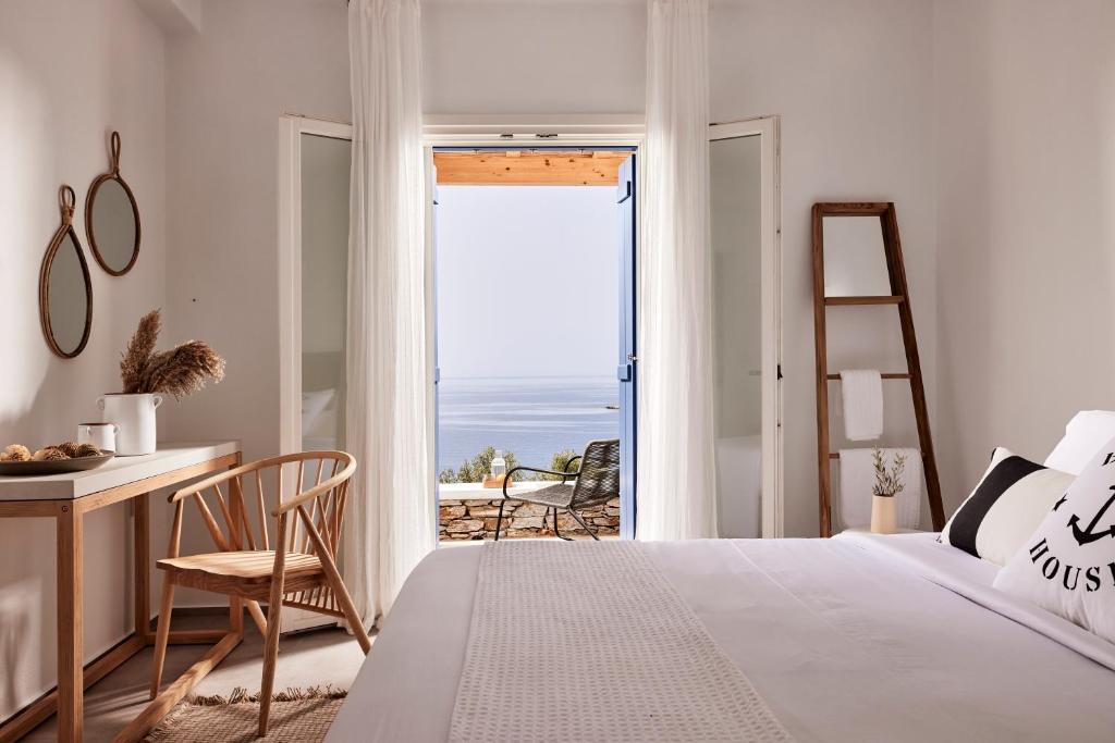Кровать или кровати в номере Eutopia Suites Sifnos