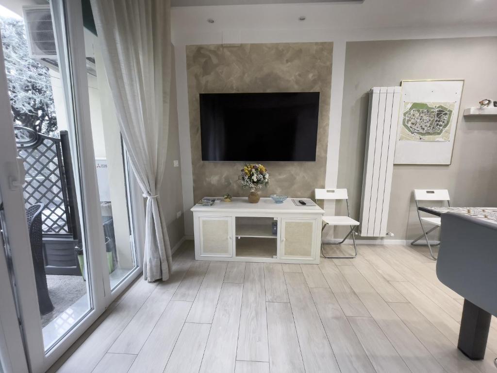 Televízia a/alebo spoločenská miestnosť v ubytovaní Casa Marco