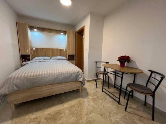 Schlafzimmer mit einem Bett, einem Tisch und Stühlen in der Unterkunft Apartman za odmor Varović in Križevci