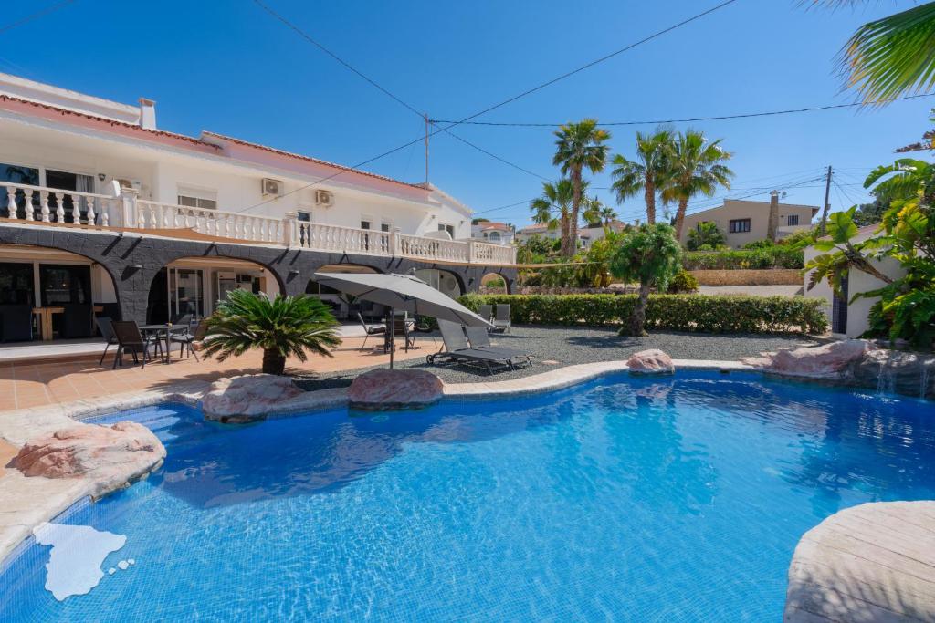 uma grande piscina em frente a um edifício em Villa Sardonyx CostaBlancaDreams em Calpe