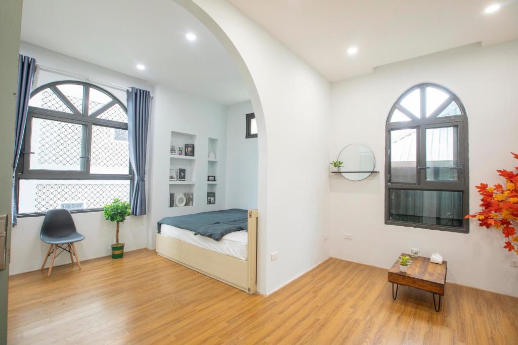 Postel nebo postele na pokoji v ubytování Sushi House Van Mieu 402