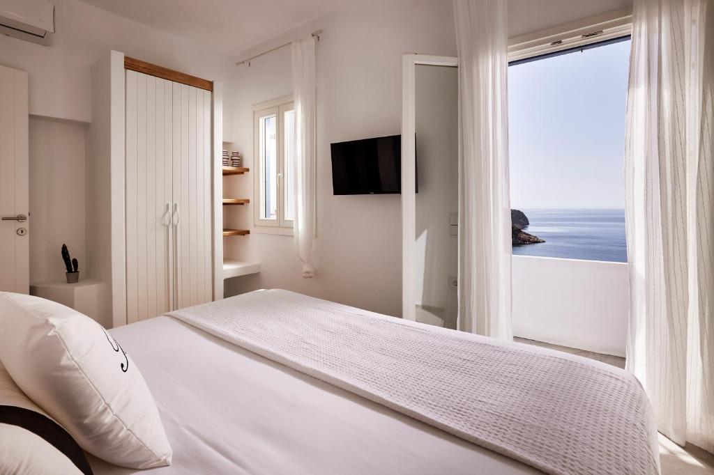 Кровать или кровати в номере Eutopia Suites Sifnos