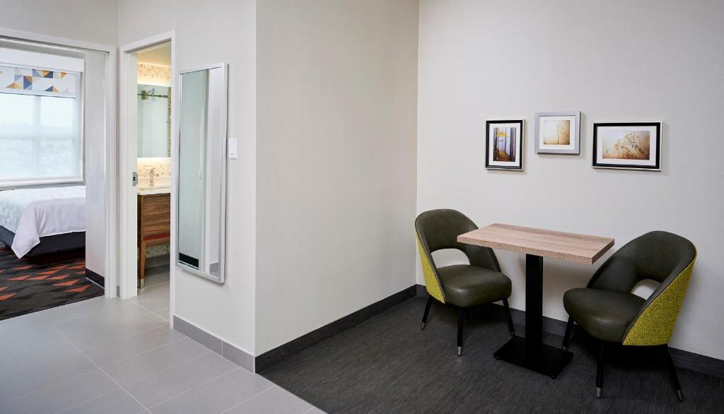 Holiday Inn & Suites Oakville at Bronte by IHG - Queen Suite Met Bankbed