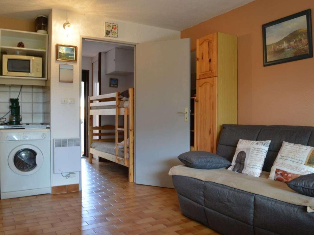 un salon avec un canapé et une machine à laver dans l'établissement Studio/Cabine 4 pers. avec piscine, parking privé, proche mer et commerces - Argelès-sur-Mer - FR-1-225-23, à Argelès-sur-Mer