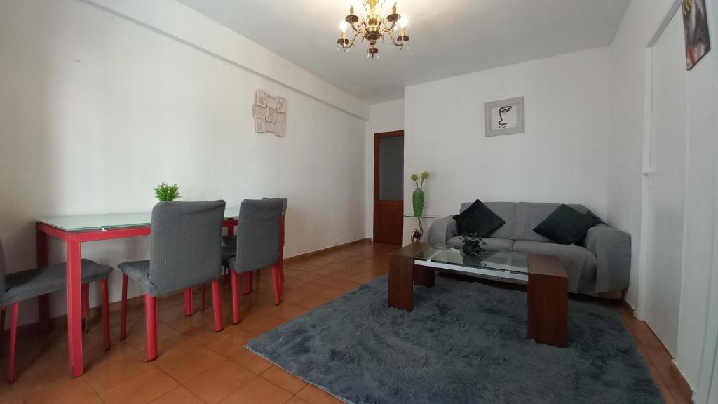 ein Wohnzimmer mit Tisch und Couch in der Unterkunft Calle San Pablo y Plaza Mayor in Salamanca