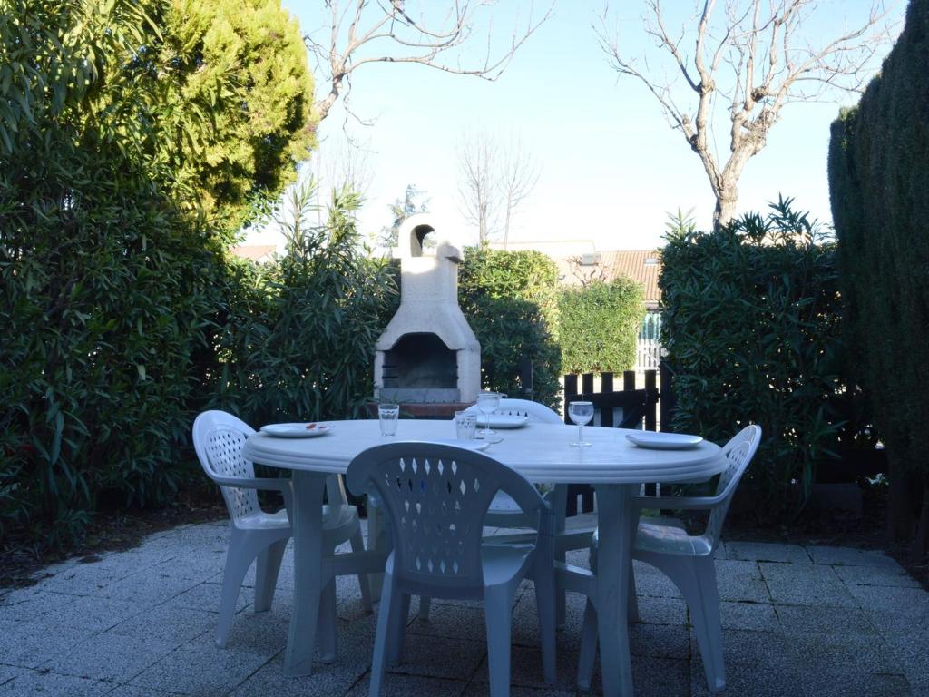 Photo de la galerie de l'établissement Maison 3 pièces avec piscine, parking privé, proche plage et centre d'Argelès-sur-Mer - FR-1-225-75, à Argelès-sur-Mer