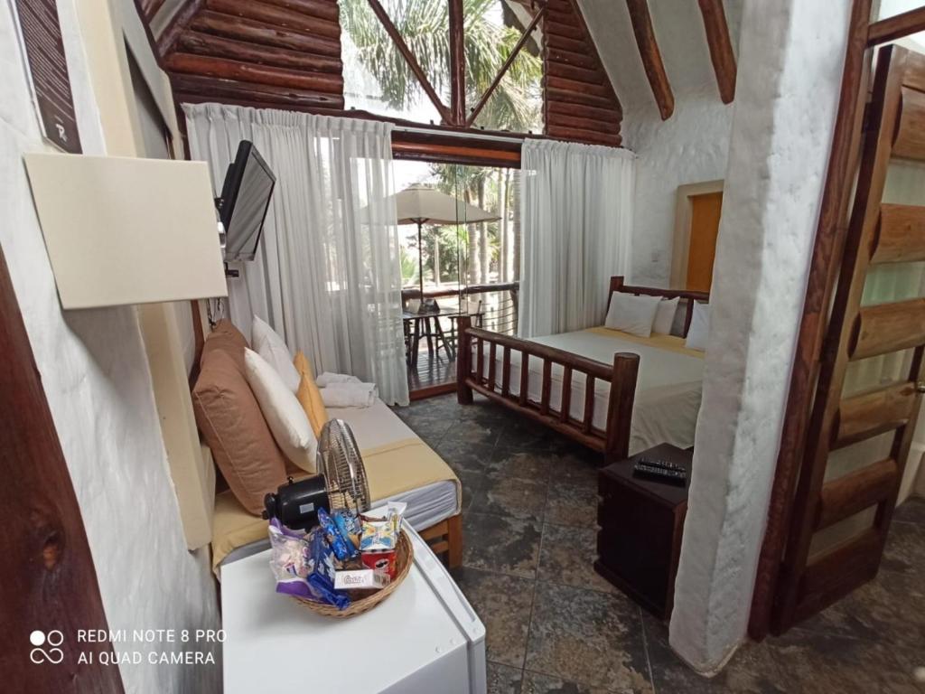 una camera con due letti e una cucina con lavandino di HOTEL RUSTICA PACHACAMAC a Lima
