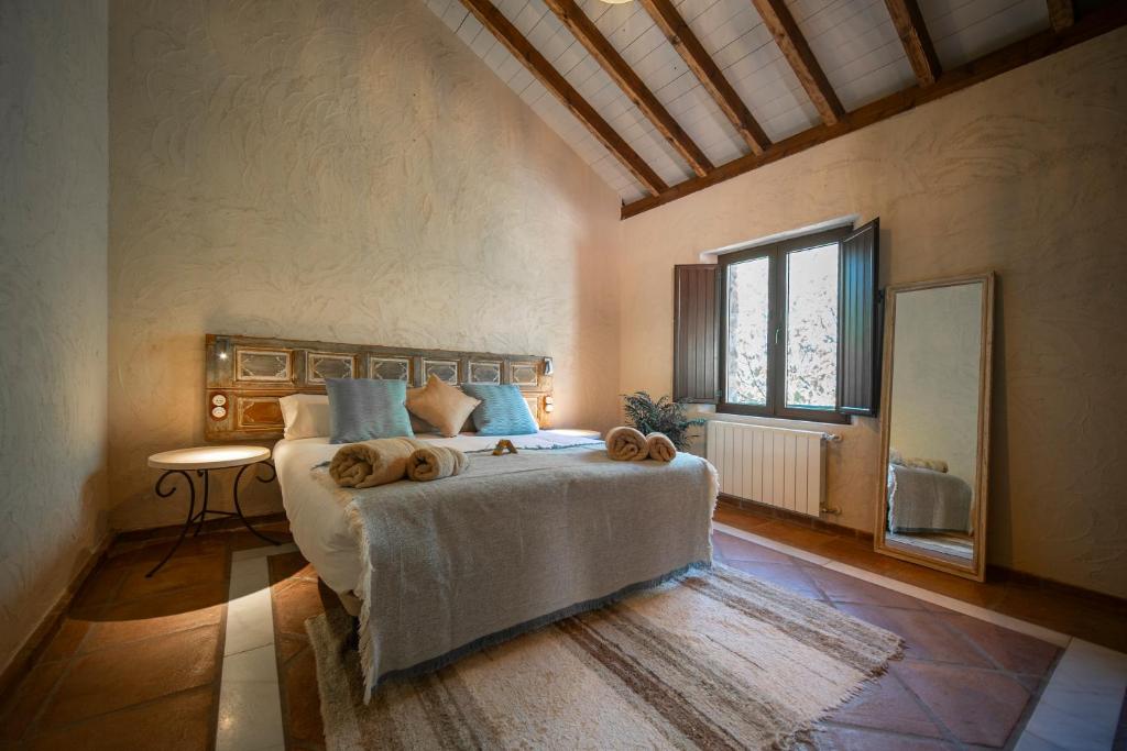 Un dormitorio con una cama con ositos de peluche. en Eco Hotel Cueva del Gato, en Benaoján