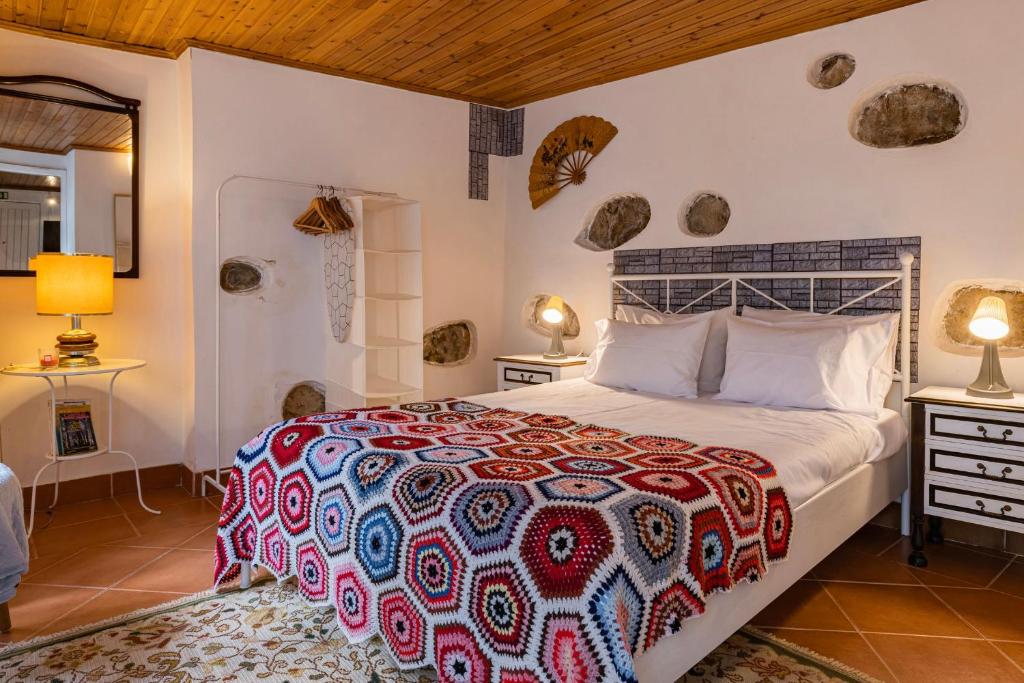Schlafzimmer mit einem Bett mit einer roten und weißen Bettdecke in der Unterkunft The Point - Sintra 1 in Sintra