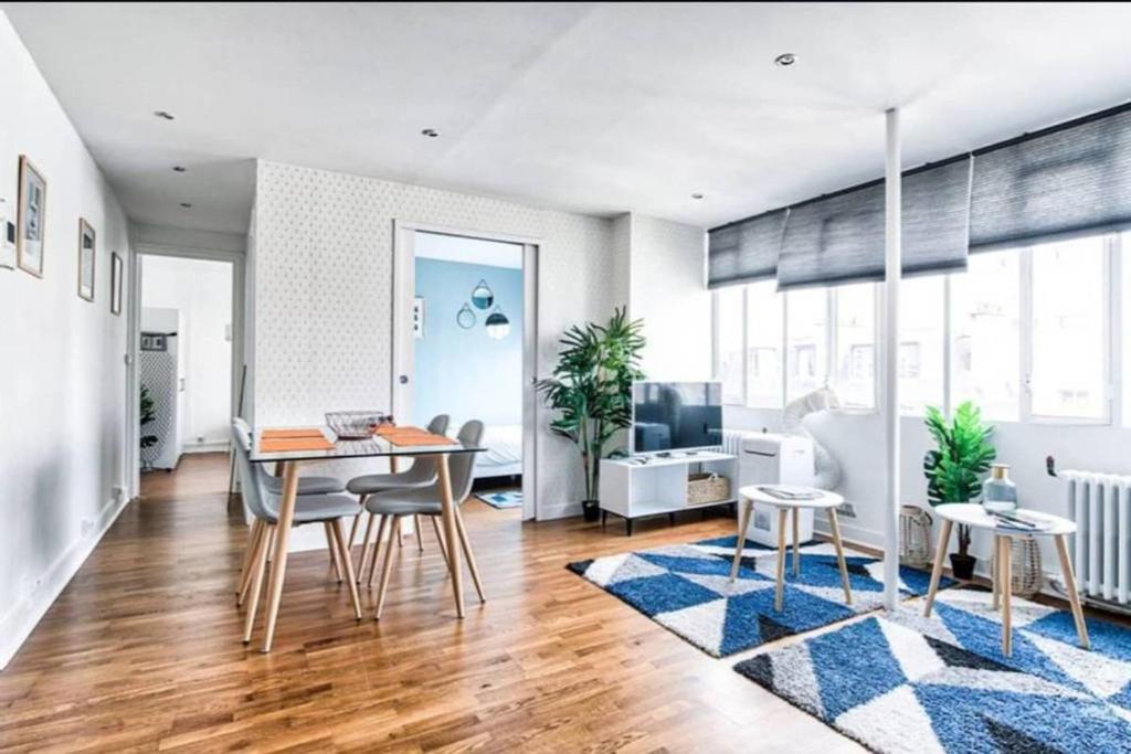 un salon avec une table et des chaises de salle à manger dans l'établissement Appartement Love près des Grands Magasins - 6P, à Paris