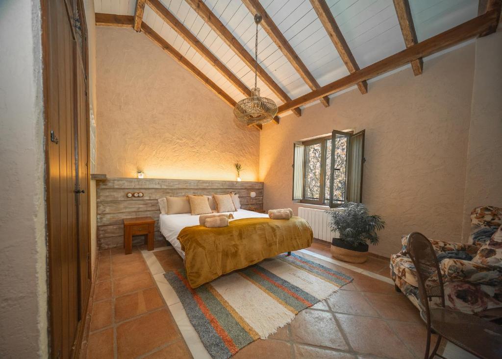 Postel nebo postele na pokoji v ubytování Eco Hotel Cueva del Gato