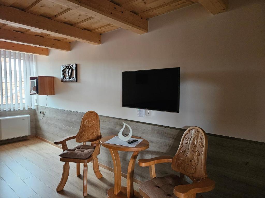 Televízia a/alebo spoločenská miestnosť v ubytovaní Bakony Kőhegy vendégház