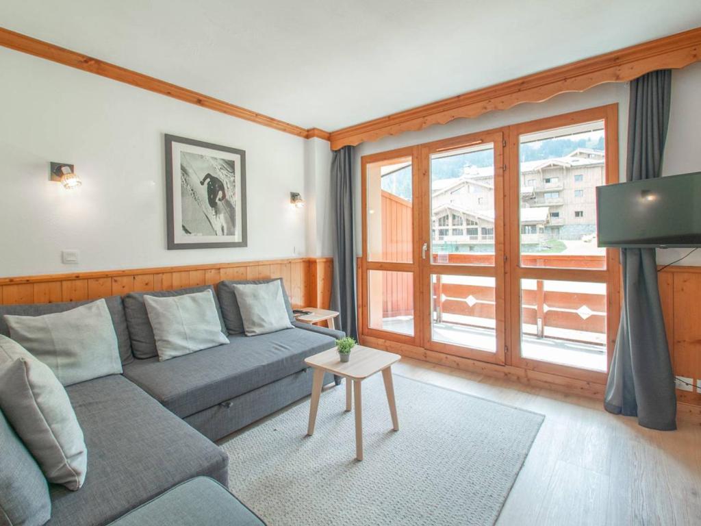 - un salon avec un canapé et une fenêtre dans l'établissement Appartement Valmorel, 3 pièces, 6 personnes - FR-1-291-754, à Valmorel