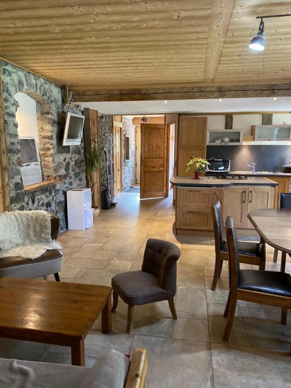 une cuisine et un salon avec une table et des chaises dans l'établissement LA FERME DU FAY, à Sixt-Fer-à-Cheval