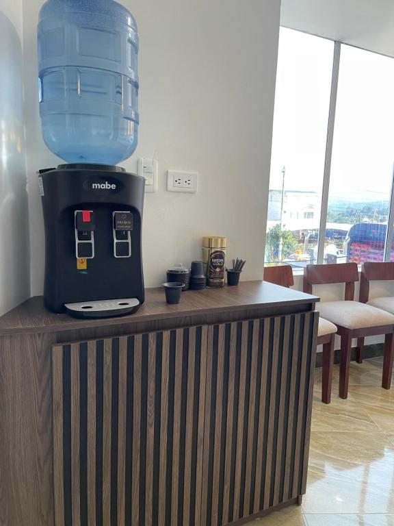 uma máquina de café sentada em cima de um balcão em TRÉBOL GOLDEN HOTEL em Ipiales