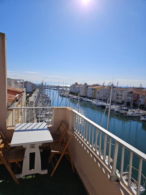 d'un balcon avec une table et une vue sur le port de plaisance. dans l'établissement Appartement cap d'agde, au Cap d'Agde