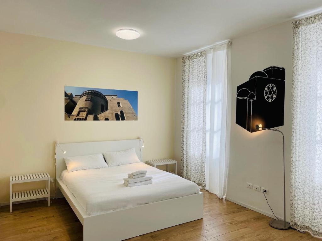 1 dormitorio con 1 cama blanca en una habitación en Casanova Trieste Centrale, en Trieste