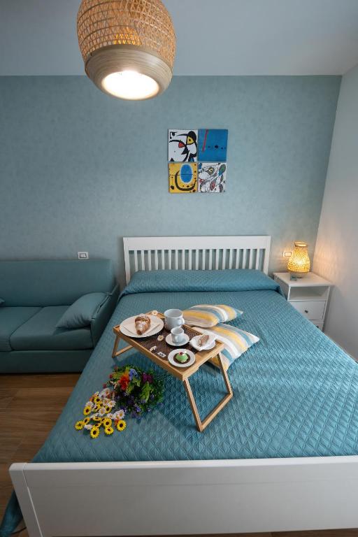 sypialnia z łóżkiem z tacą z jedzeniem w obiekcie Sunset House w mieście Balestrate