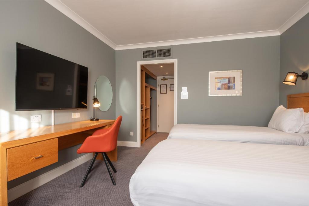 Postel nebo postele na pokoji v ubytování Holiday Inn Edinburgh Zoo by IHG