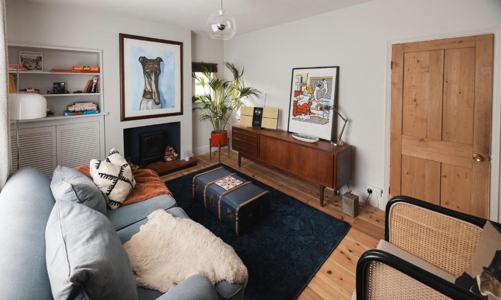 uma sala de estar com um sofá e uma mesa em Bijou cottage in a super location… ! em Sileby