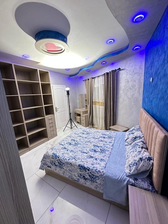 una camera con un letto e un soffitto blu di Appartement luxe au centre ville a Annaba