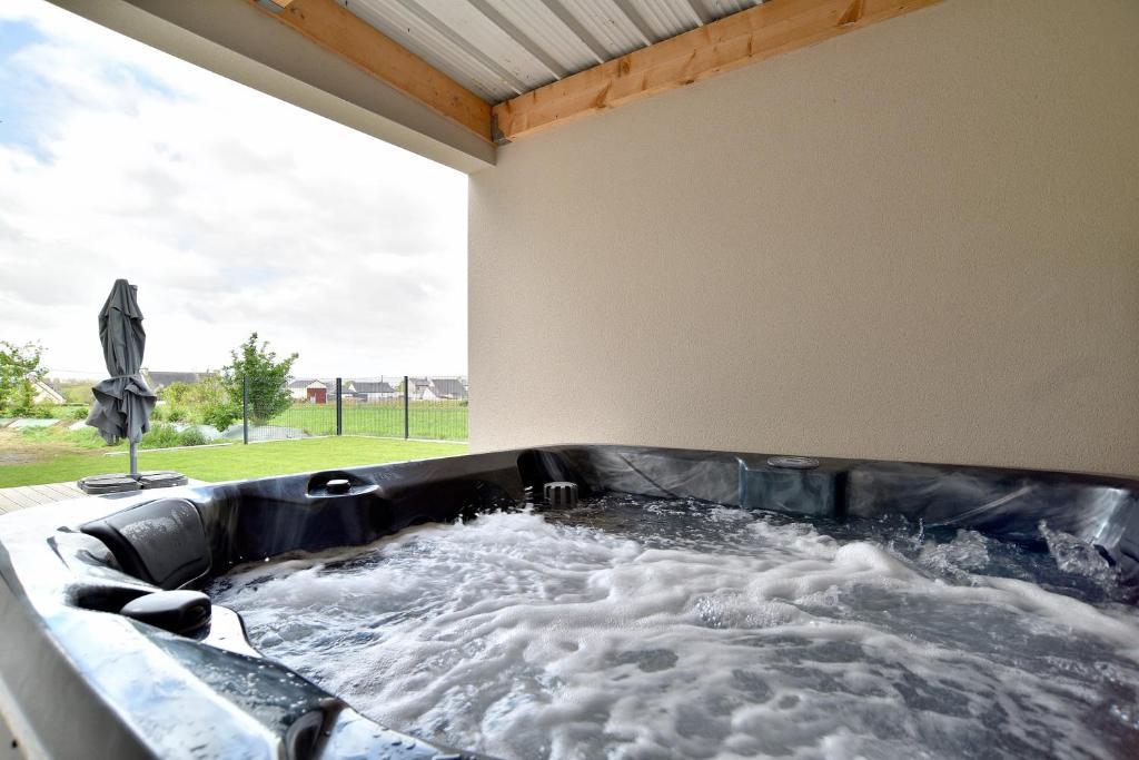 einen Whirlpool in der Ecke eines Zimmers in der Unterkunft Villa Armor Glaz - Maison avec jacuzzi in Saint-Cast-le-Guildo